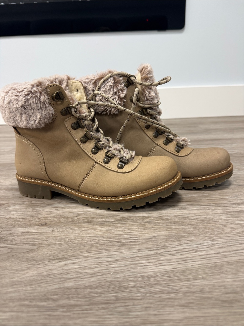 Avellini - Women's Tan Faux-Fur Lined Lace-Up Suede Fall/Winter Ankle Boots
